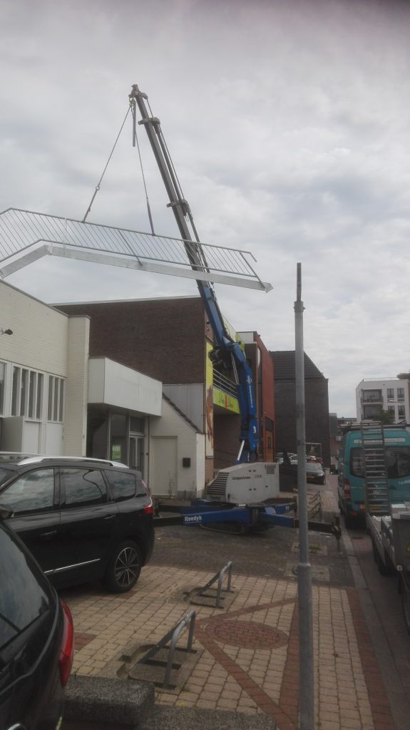 Montagekraan in actie op de Tuinstraat in een krappe ruimte